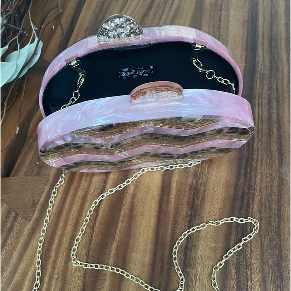 RARE NEW Bari Lynn Mother of Pearl clutch W/ gold chain strap & magnetic closure - Picture 8 of 11